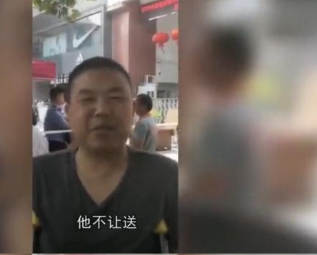 父亲拄拐偷偷送考是怎么回事 伟大父爱令人感动